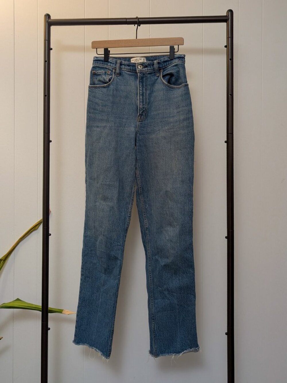 A&F Curve Love Ultra High Rise 90s Straight Jean Medium with Raw Hem 28 Long